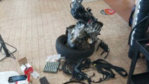 Materiale sequestrato nell'officina abusiva di Monza
