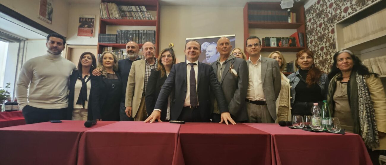 Cateno De Luca al centro, alla sua destra Laura Castelli, alla sinistra Sergio De Caprio, il Capitano Ultimo