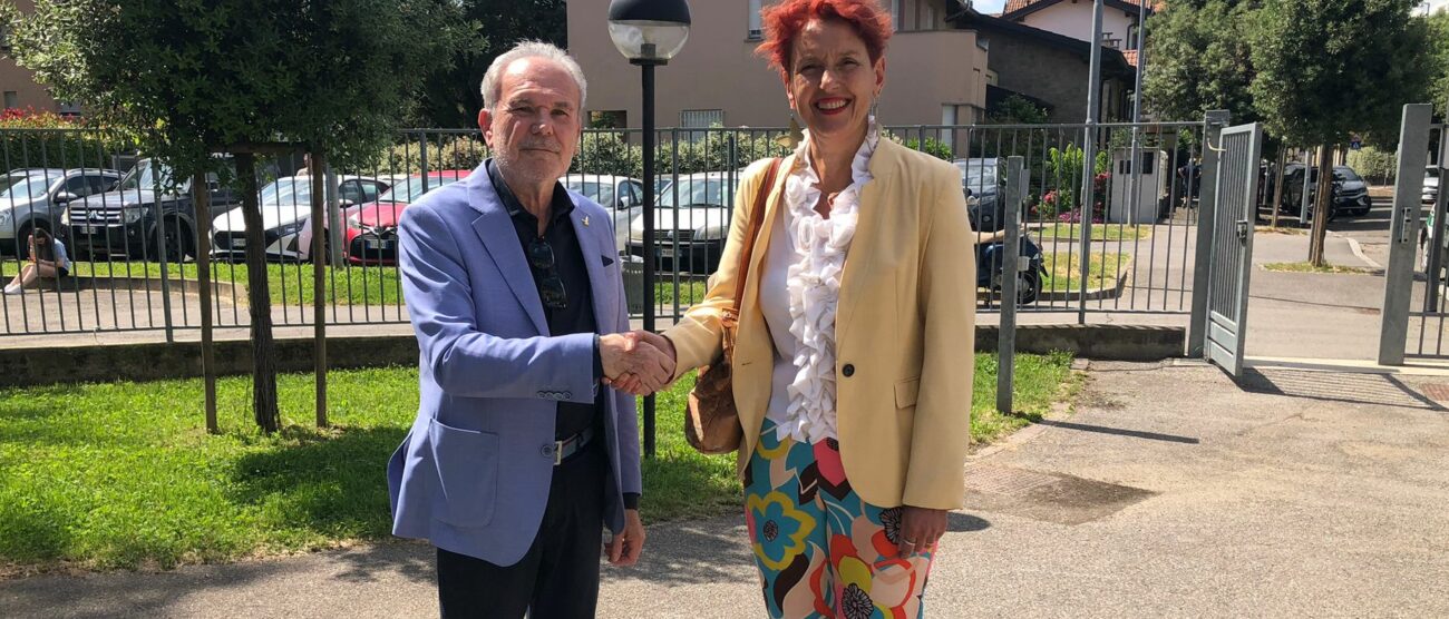 Albiate Redaelli stringe la mano al nuovo sindaco Vanessa Gallo