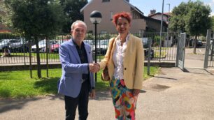 Albiate Redaelli stringe la mano al nuovo sindaco Vanessa Gallo
