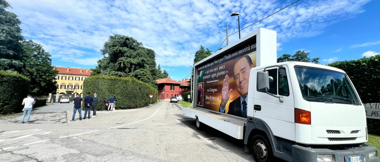 Arcore Berlusconi un anno morte - foto Sara Colombo