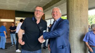 Elezioni Stretta di mano tra Citterio e Elli a Giussano