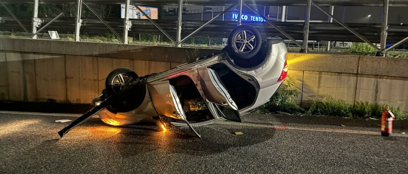 L'auto ribaltata in viale Fermi