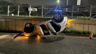 L'auto ribaltata in viale Fermi