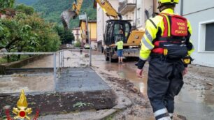 Un intervento dei vigili del fuoco per il maltempo di questi giorni in Lombardia