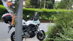Monza uno dei mazzi di fiori deposti in viale Battisti nel punto dell'incidente in cui sono morte due persone