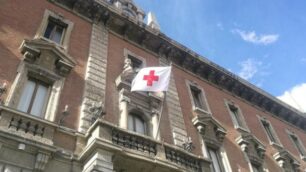 La bandiera della Croce Rossa sul municipio di Monza