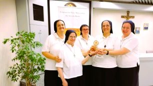 Nella foto da sinistra suor Simona Villa, suor Annalisa Nava, suor Monica, suor Delia (superiora) e suor Simona Pasquali