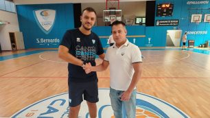 Seveso assessore Mastrandrea con coach Brienza Pallacanestro Cantù