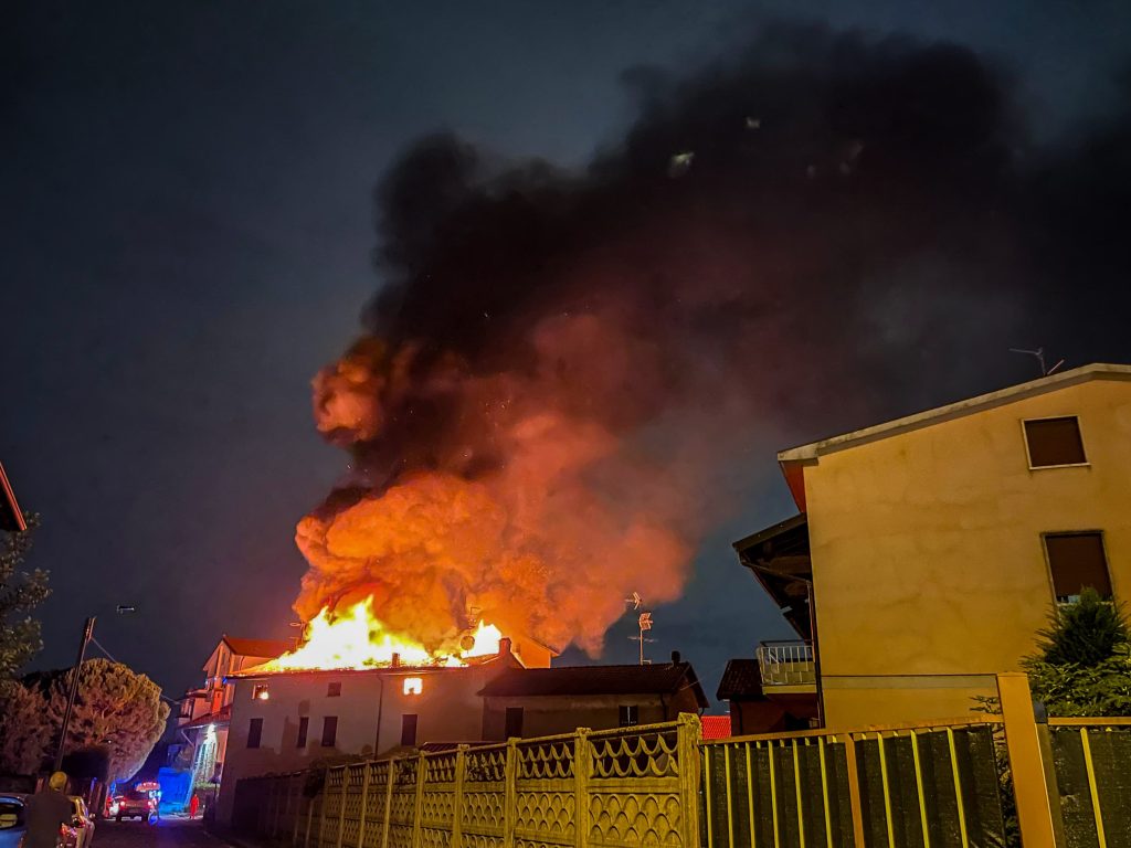 Incendio tetto Giussano