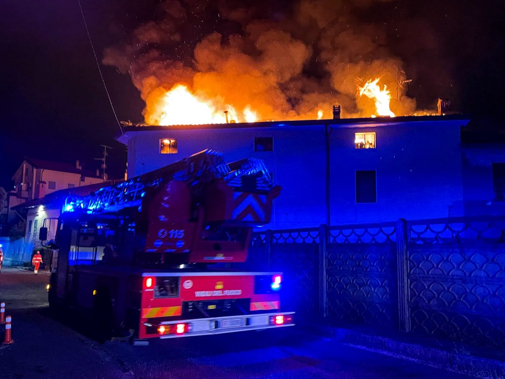 Incendio tetto Giussano