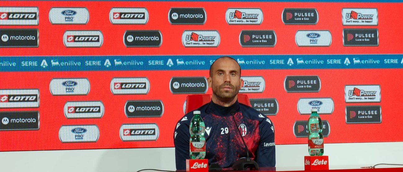 Il difensore del Bologna Lorenzo De Silvestri