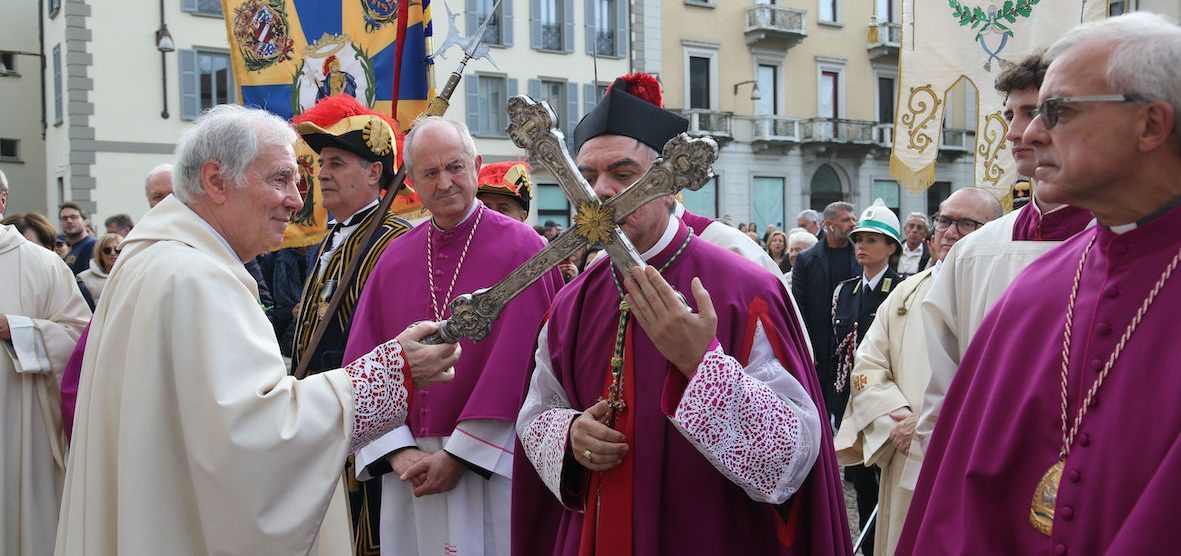 Il bacio della Croce davanti al duomo di monsignor Marino Mosconi con monsignor Silvano Provasi