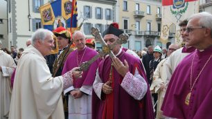 Il bacio della Croce davanti al duomo di monsignor Marino Mosconi con monsignor Silvano Provasi