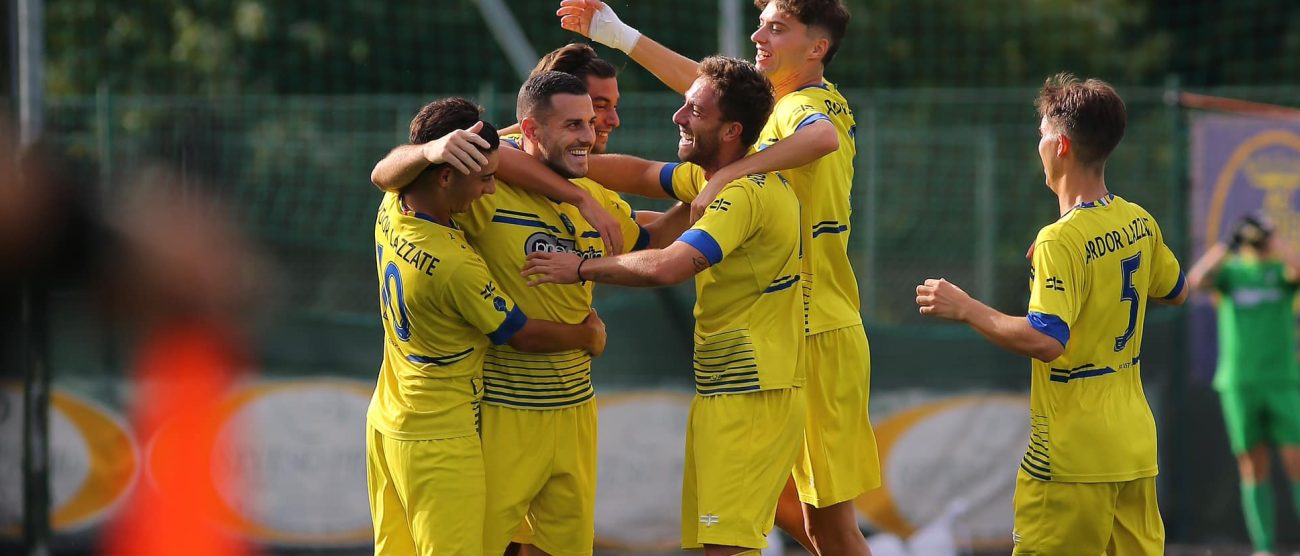 Calcio Eccellenza Calciatori dell'Ardor festeggiano la vittoria sul Saronno