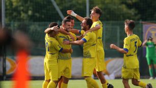 Calcio Eccellenza Calciatori dell'Ardor festeggiano la vittoria sul Saronno