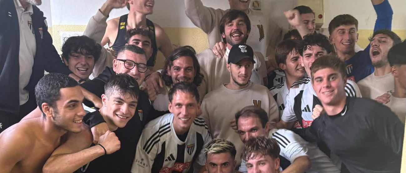 Calcio Eccellenza giocatori del Meda in festa dopo il 4-0 sul Base 96