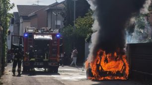 Meda auto incendiata