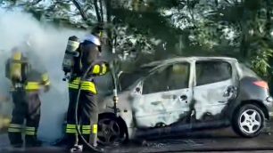 MIlano Meda auto a fuoco