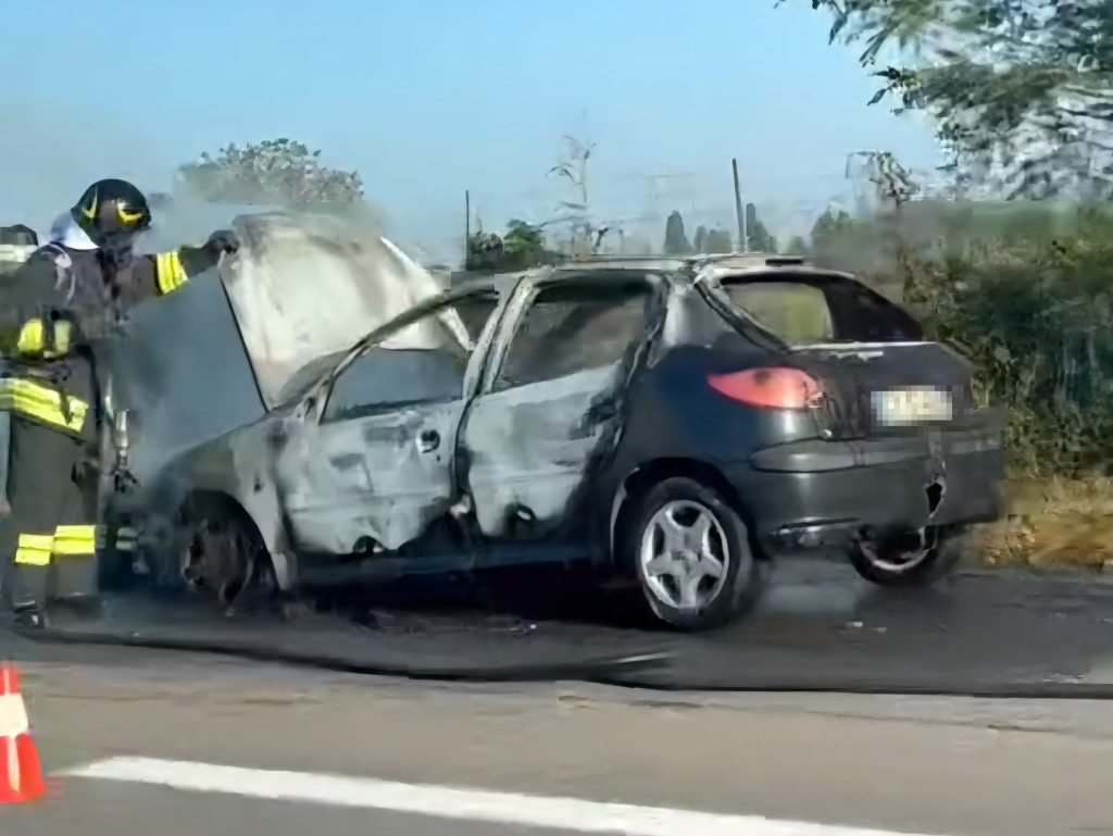 MIlano Meda auto a fuoco