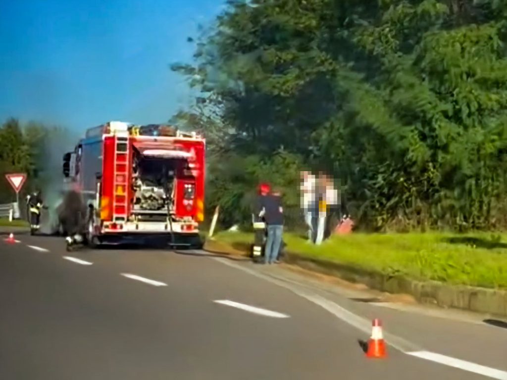 MIlano Meda auto a fuoco