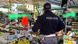 Monza polizia locale controlli al mercato settimanale