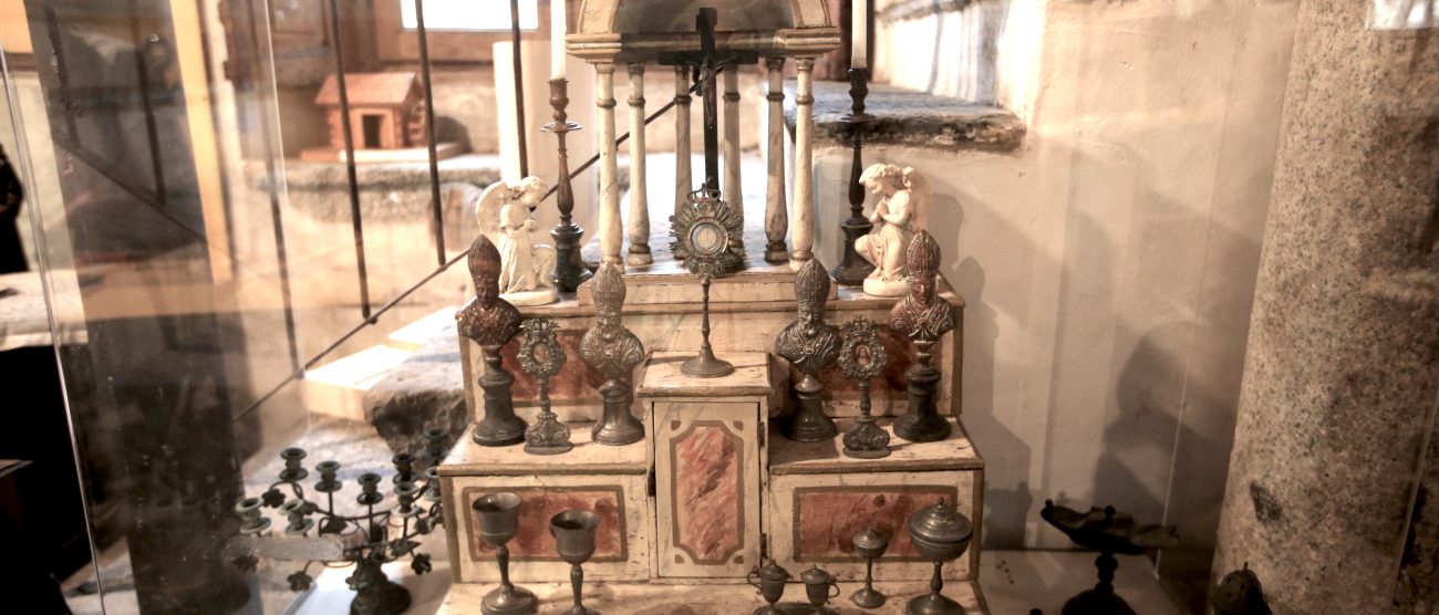 Monza giochi d'antan Memb: il piccolo altare con candelabri a acquasantiera - foto Radaelli