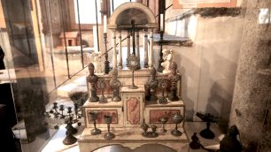 Monza giochi d'antan Memb: il piccolo altare con candelabri a acquasantiera - foto Radaelli