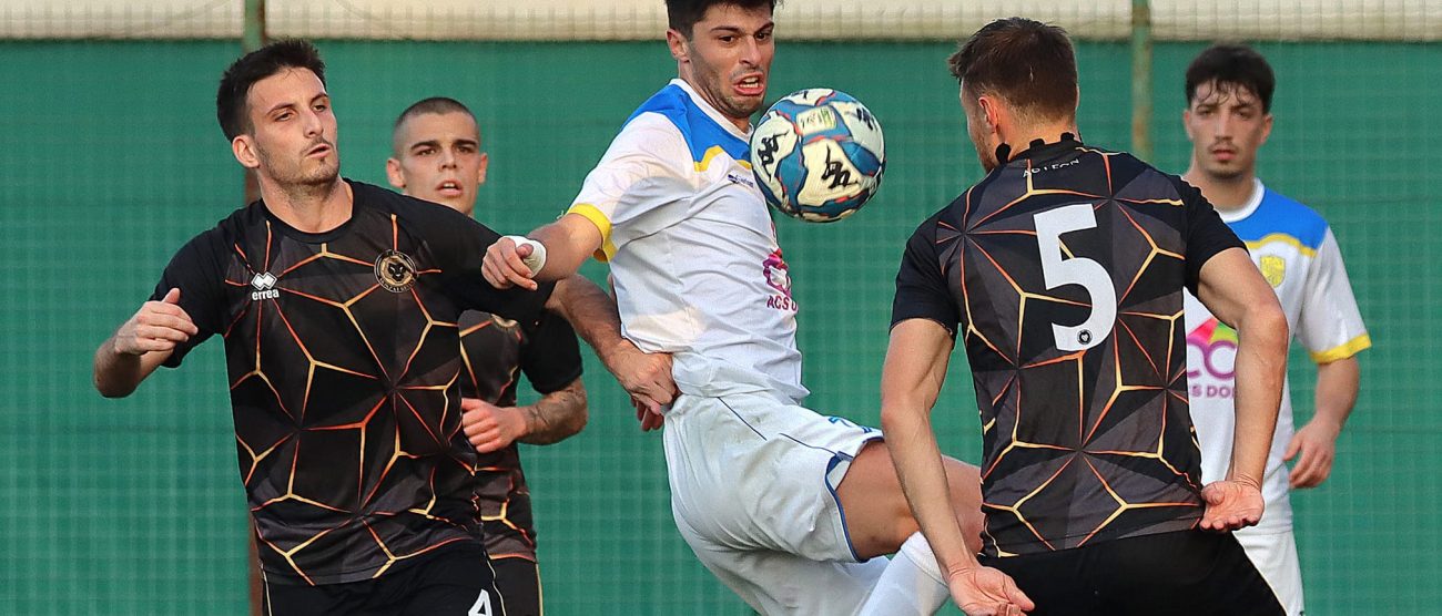 Calcio Eccellenza Una fase della partita Tribiano (maglia bianca) Leon