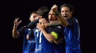 Calcio Renate esplode la gioia dei calciatori dopo il pareggio