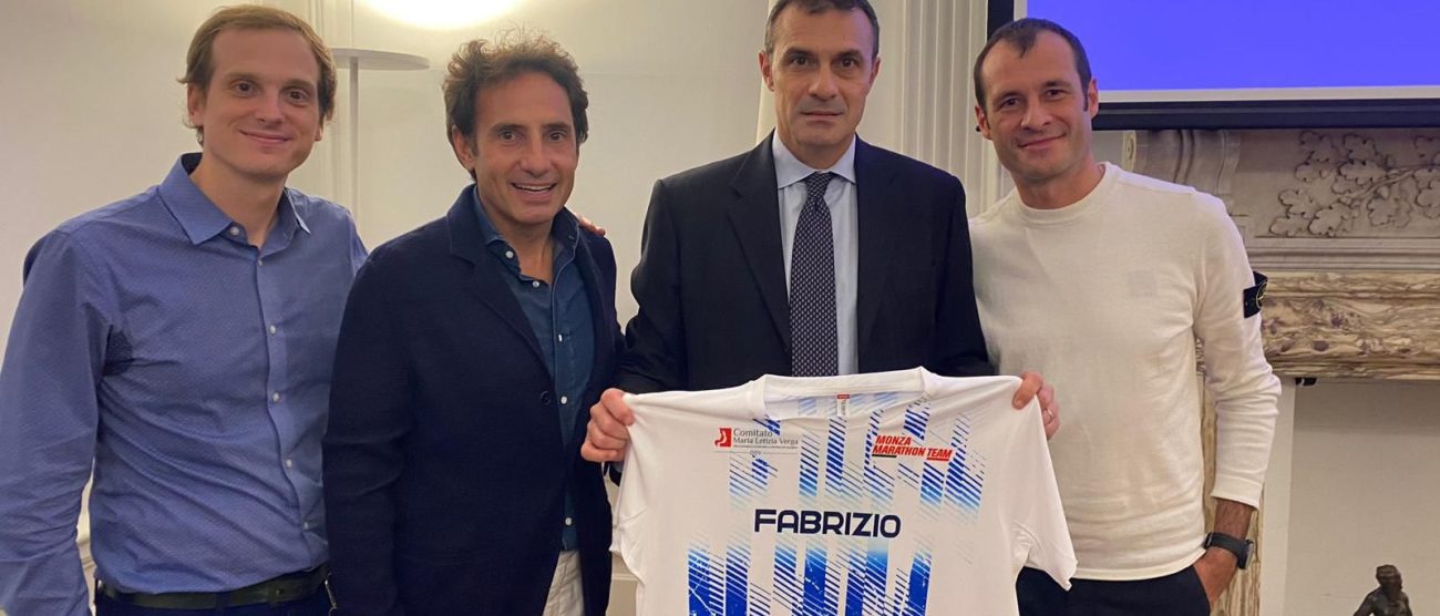 Comitato Verga Maratona NYC Luca Burato, runner, Luca Pancirolli runner e presidente dell’associazione Friends – insieme per un sorriso, Fabrizio Di Michele, Console generale d'Italia a New York, Michele Genghini, runner del Monza Marathon Team con le maglie solidali del progetto