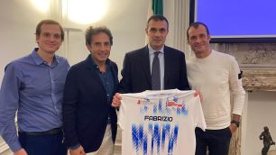 Comitato Verga Maratona NYC Luca Burato, runner, Luca Pancirolli runner e presidente dell’associazione Friends – insieme per un sorriso, Fabrizio Di Michele, Console generale d'Italia a New York, Michele Genghini, runner del Monza Marathon Team con le maglie solidali del progetto