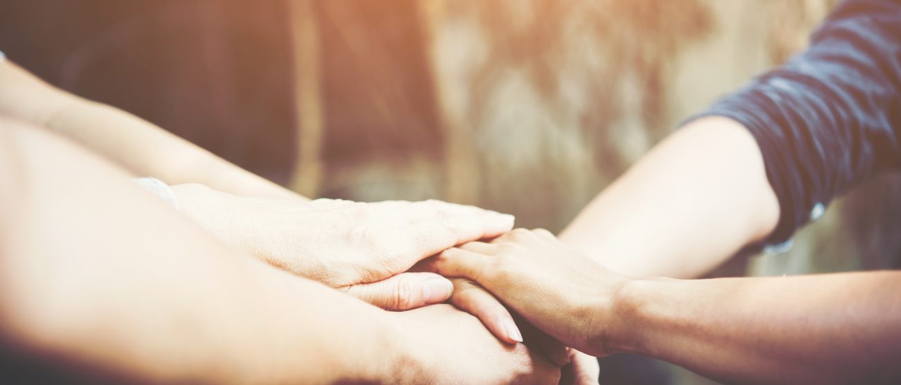 Solidarietà volontariato carità sostegno - Image by jcomp on Freepik