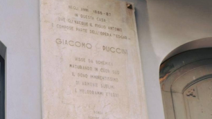 Monza la targa in corso Milano che indica dove visse Giacomo Puccini