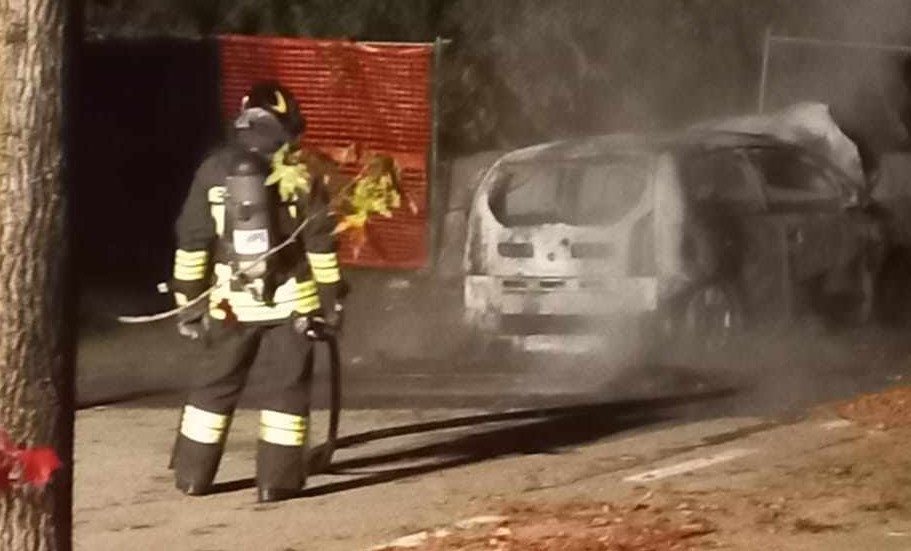 Varedo incendio auto