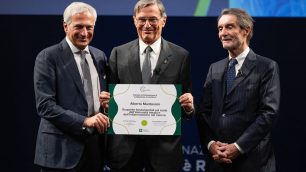La consegna del premio Lombardia è ricerca a Mantovani