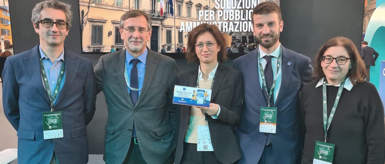 Il sindaco con lo staff del Comune di Monza e il premio Municipium 2024