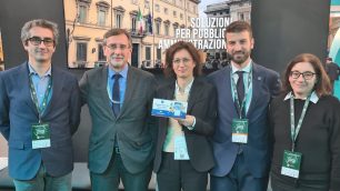 Il sindaco con lo staff del Comune di Monza e il premio Municipium 2024