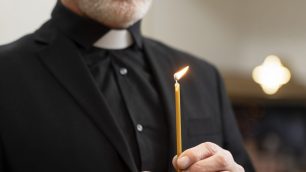 Don sacerdote benedizione - foto Freepik