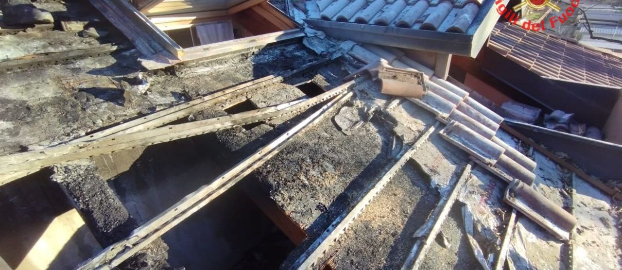 Tetto incendiato a Monza