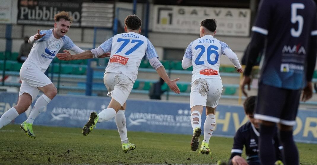 Calcio Folgore Caratese l'esultanza dei calciatori dopo il gol di Giugno