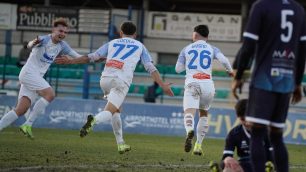 Calcio Folgore Caratese l'esultanza dei calciatori dopo il gol di Giugno