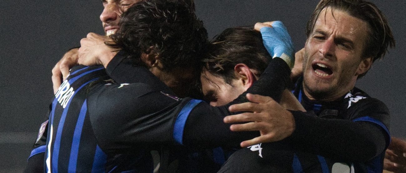 Calcio Renate i giocatori festeggiano l'ottava vittoria stagione 2024-2025