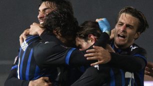 Calcio Renate i giocatori festeggiano l'ottava vittoria stagione 2024-2025