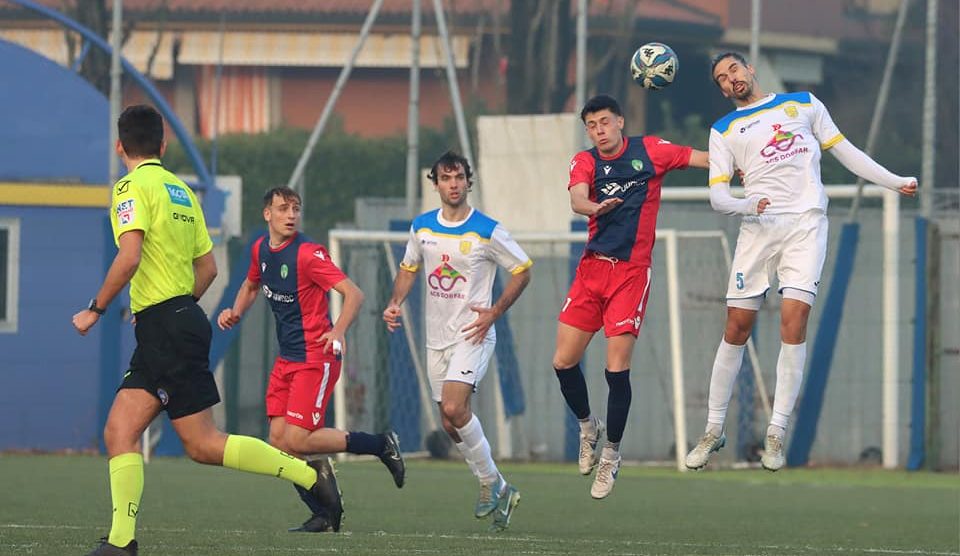 Calcio eccellenza Fase del match Tribiano (maglia bianca) e Casati Arcore