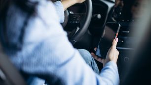 Guida con telefono cellulare nuovo codice strada