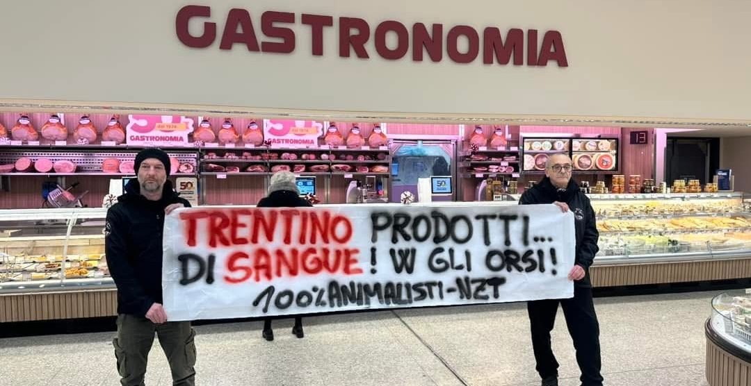Blitz animalista Esselunga Solaro