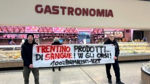 Blitz animalista Esselunga Solaro