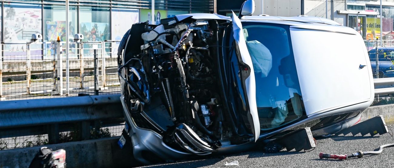 La Renault Espace che si è ribaltata e poi coricata su un fianco, sul guard rail