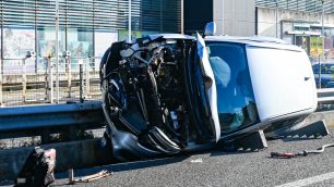 La Renault Espace che si è ribaltata e poi coricata su un fianco, sul guard rail